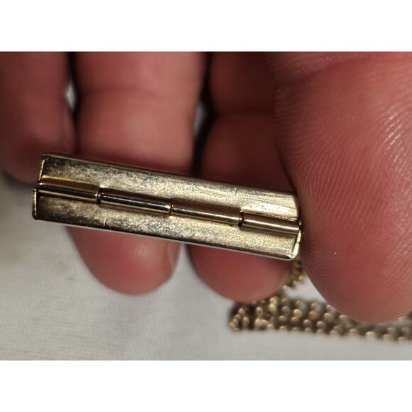 Cameo Four Picture Gold Tone Decorative Locket - Spring Loaded - Vintage - Picture 4 of 15